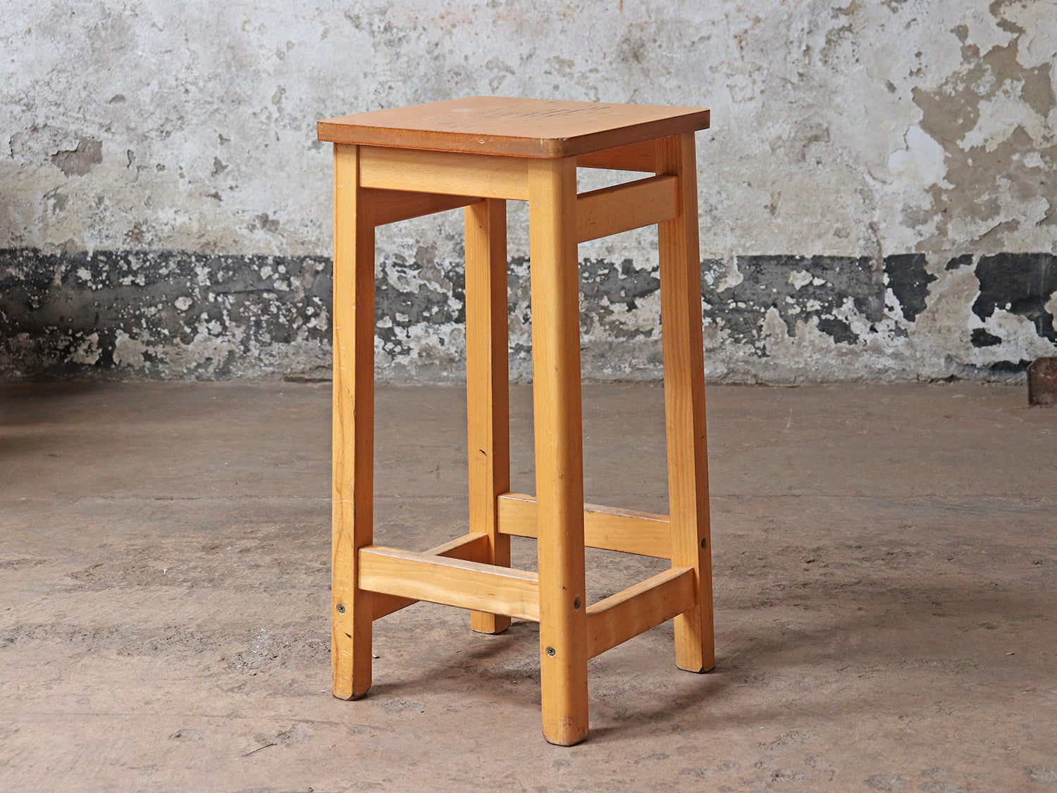 Old-School Laboratory Stool Seating Scaramanga - Main Image