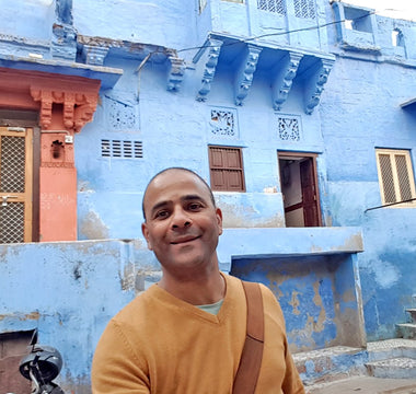 carl in blue street in India