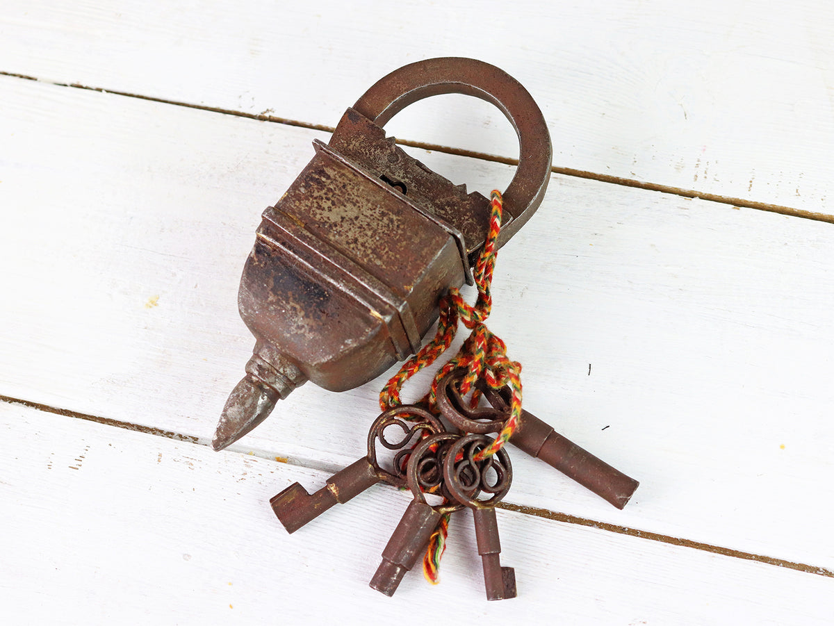 Antique Style 4 Key Padlock Scaramanga